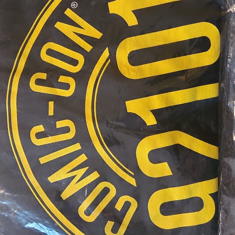 Comic-con shirt black small